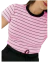 Camiseta feminina rosa com listras pretas, combinada com uma calça preta.