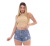 Modelo apresentando shorts jeans femininos com detalhes desgastados e uma blusa de crochê amarela.
