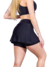 Modelo usando saia curta fitness preta, destacando estilo e conforto para atividades físicas.