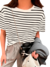 Blusa feminina listrada em preto e branco, com detalhes de conforto e estilo, usada com calça cinza e acessórios.