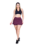 Modelo usando saia curta fitness em tom vinho, combinada com top preto, destacando estilo e conforto para atividades físicas.