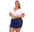 Modelo usando saia curta jeans plus size, com blusa branca, sorrindo para a câmera.