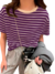 Blusa feminina roxa listrada, com detalhes em creme, combinada com calças cinzas e acessórios.