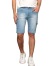 Bermuda jeans masculina premium em tom claro, com bolsos laterais, usada com camiseta branca e tênis. Ideal para looks casuais.