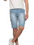 Bermuda jeans masculina premium em tom claro, com detalhes em bolsos laterais, usada por um modelo em pé.