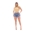 Modelo usando shorts jeans femininos descontraídos e modernos, combinados com uma blusa cropped.