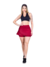 Modelo usando saia curta fitness vermelha com blusa preta, ideal para atividades físicas.