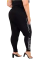 Legging plus size feminina preta com detalhes brancos, vista lateral, destacando conforto e estilo.