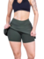 Mulher usando saia curta fitness verde, destacando estilo e conforto para atividades físicas.
