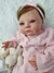 Bebê reborn super realista Anabel, vestindo um suéter rosa e segurando um coelho de pelúcia.