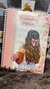 Caderno personalizado com ilustração de uma mulher de costas, segurando flores, em fundo rosa com detalhes florais e texto "Cooperadora Patrícia".