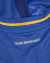 camisa-titular-home-casa-número-i-1-um-leicester-city-2024-2025-23-24-adidas-azul-gola-v-friso-laranja-pelagia-raposa-arcos-efeito-tiro-24-escudo-logo-bc-game-patrocinio-6