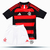 Kit-infantil-mengao-2025-26-titular-adidas-home-kit-listras-horizontais-rubro-negras-linhas-interseccionadas-gola-v-preta-friso-vermelho-ombros-pretos-três-listras-vermelhas-monograma-crf-branco-logo-adidas-patrocinadores-brancos-1
