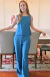 Conjunto: Blusa estilo regata, decote redondo, com costura na frente e atrás, dando um detalhe delicado e pequena abertura dos lados.  Linda calça no tecido Marran, na frente com zíper e dois botões de fechamento, bolso faca, detalhe com costura na frente