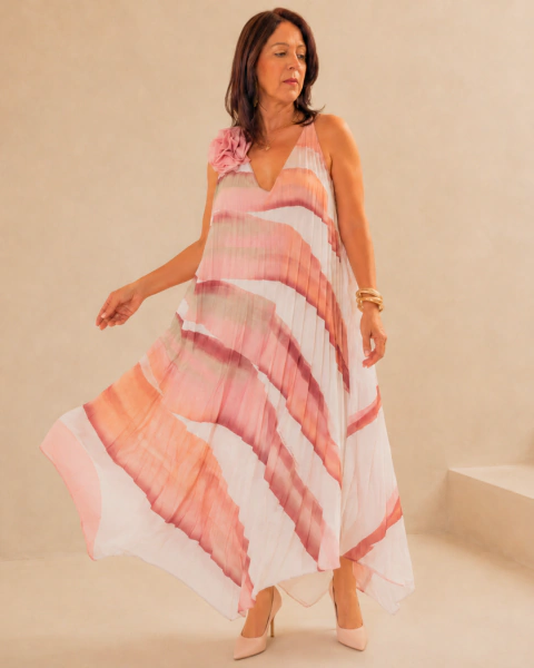 Vestido feminino com modelagem sofisticada e caimento impecável, perfeito para compor produções refinadas e cheias de elegância.