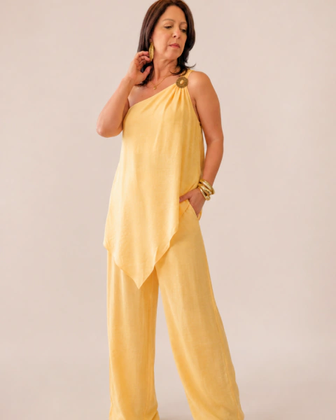Conjunto feminino sofisticado com design elegante, caimento impecável e estilo versátil, perfeito para compor looks modernos e refinados em qualquer ocasião.