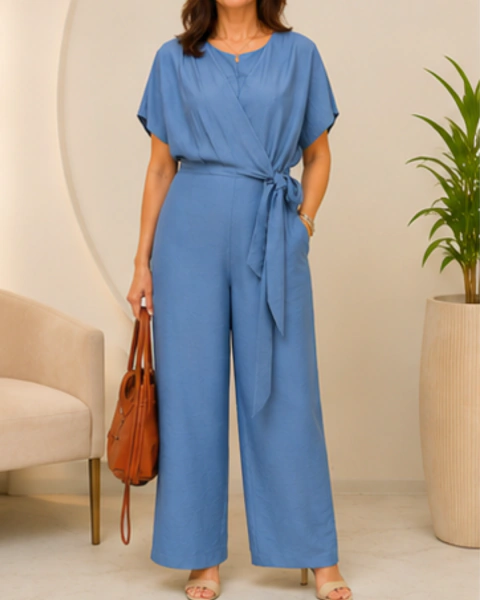 Macacão feminino com detalhe de amarração e modelagem sofisticada, perfeito para compor looks elegantes e modernos, valorizando a silhueta com conforto e refinamento.