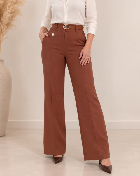 Calça pantalona de linho com caimento fluido e sofisticado, que combina elegância, conforto e versatilidade em produções atemporais.