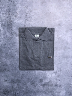 CHOMBA DE PIQUE LACOSTE GRIS - comprar online