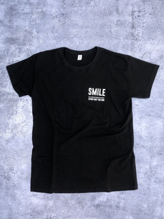 REMERA SMILE NEGRA