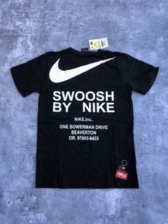 REMERA NIKE SWOOSH ESPALDA NEGRA en internet