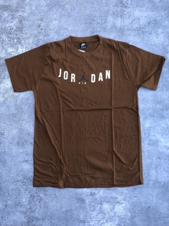 REMERA JORDAN MARRON