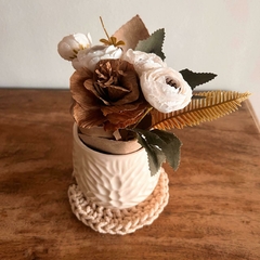 Cuenco de cerámica | maceta con drenaje Jazmín + posamaceta tejido + ramito de flores blancas artificiales o lavandas