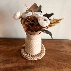 Imagen de Cuenco de cerámica | florero sin drenaje Tulipán + posaflorero tejido + ramito de flores blancas artificiales o lavandas