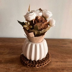 Cuenco de cerámica | florero con drenaje Margarita + posaflorero tejido + ramito de flores blancas artificiales o lavandas