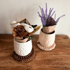 Cuenco de cerámica | maceta con drenaje Jazmín + posamaceta tejido + ramito de flores blancas artificiales o lavandas - comprar online