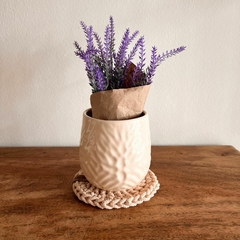 Cuenco de cerámica | maceta con drenaje Jazmín + posamaceta tejido + ramito de flores blancas artificiales o lavandas - tienda online