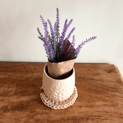 Imagen de Cuenco de cerámica | maceta con drenaje Jazmín + posamaceta tejido + ramito de flores blancas artificiales o lavandas