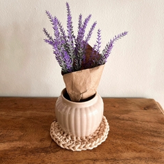 Imagen de Cuenco de cerámica | florero sin drenaje Girasol + posaflorero tejido + ramito de flores blancas artificiales o lavandas
