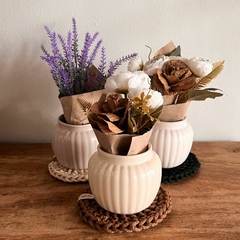 Cuenco de cerámica | florero sin drenaje Girasol + posaflorero tejido + ramito de flores blancas artificiales o lavandas