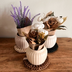 Cuenco de cerámica | florero sin drenaje Girasol + posaflorero tejido + ramito de flores blancas artificiales o lavandas