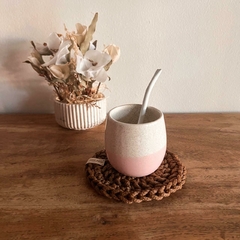 Set regalo: Mate de cerámica color crudo y rosa con pintitas, mini individual y bombilla blanca. 2 Colores a elección: camel o crudo. - comprar online