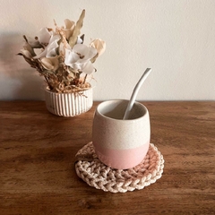 Set regalo: Mate de cerámica color crudo y rosa con pintitas, mini individual y bombilla blanca. 2 Colores a elección: camel o crudo. en internet