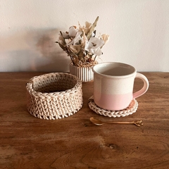 Set regalo: Taza de cerámica color crudo y rosa con pintitas, mini individual, cesto tejido y cuchara ramita. 2 Colores a elección: camel o crudo. en internet