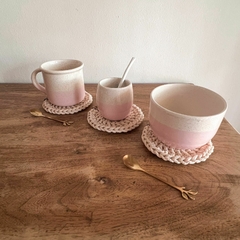Set regalo: Mate de cerámica color crudo y rosa con pintitas, mini individual y bombilla blanca. 2 Colores a elección: camel o crudo. - tienda online