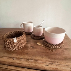Set regalo: Taza de cerámica color crudo y rosa con pintitas, mini individual, cesto tejido y cuchara ramita. 2 Colores a elección: camel o crudo. - Casa Mia Deco