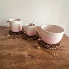 Set regalo: Mate de cerámica color crudo y rosa con pintitas, mini individual y bombilla blanca. 2 Colores a elección: camel o crudo. - Casa Mia Deco
