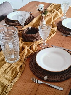 ¡PROMO SET INDIVIDUALES + POSACOPAS!: Individuales redondos 32 cm de diámetro aprox. + Posacopas 14 cm de diámetro aprox. CRUDO Y/O CAMEL 20% OFF! - Casa Mia Deco
