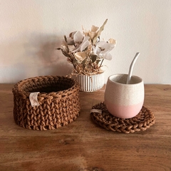 Set regalo: Mate de cerámica color crudo y rosa con pintitas, mini individual, cesto tejido y bombilla blanca. 2 Colores a elección: camel o crudo. en internet