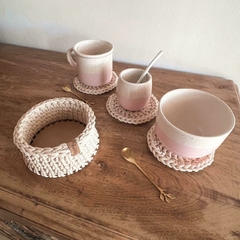 Set regalo: Mate de cerámica color crudo y rosa con pintitas, mini individual, cesto tejido y bombilla blanca. 2 Colores a elección: camel o crudo. - tienda online