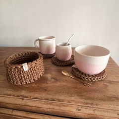 Set regalo: Mate de cerámica color crudo y rosa con pintitas, mini individual, cesto tejido y bombilla blanca. 2 Colores a elección: camel o crudo. - Casa Mia Deco