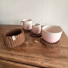 Set regalo: Cuenco de cerámica color crudo y rosa con pintitas, mini individual, cesto tejido y cuchara ramita. 2 Colores a elección: camel o crudo. - Casa Mia Deco