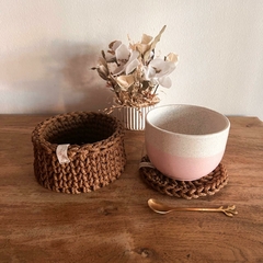 Set regalo: Cuenco de cerámica color crudo y rosa con pintitas, mini individual, cesto tejido y cuchara ramita. 2 Colores a elección: camel o crudo. - comprar online