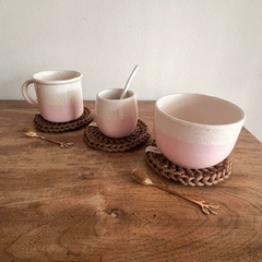 Set regalo: Cuenco de cerámica color crudo y rosa con pintitas, mini individual y cuchara ramita. 2 Colores a elección: camel o crudo. - tienda online