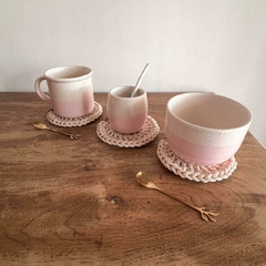 Set regalo: Cuenco de cerámica color crudo y rosa con pintitas, mini individual y cuchara ramita. 2 Colores a elección: camel o crudo. - Casa Mia Deco