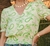 Blusa feminina curta social com detalhe botões